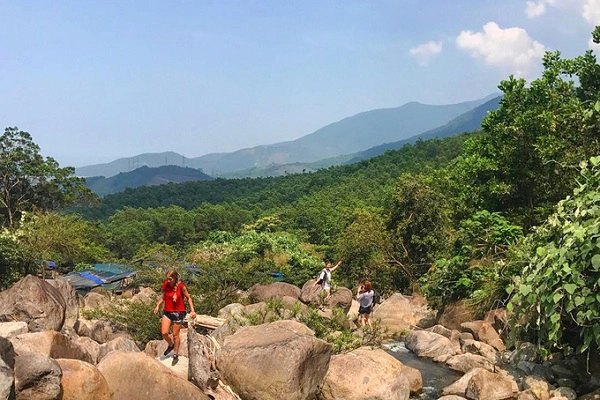 Với người thích khám phá thì leo lên đỉnh cao nhất của Suối Mơ cũng là trải nghiệm hấp dẫn. Hoạt động này thường thu hút du khách Tây. Ảnh: Alex Dray. Với người thích khám phá thì leo lên đỉnh cao nhất của Suối Mơ cũng là trải nghiệm hấp dẫn. Hoạt động này thường thu hút du khách Tây. Ảnh: Alex Dray.