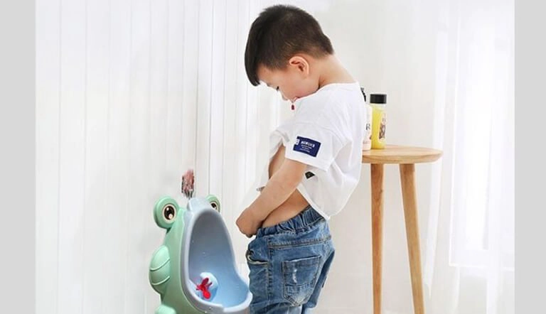 Bé khó đi tiểu