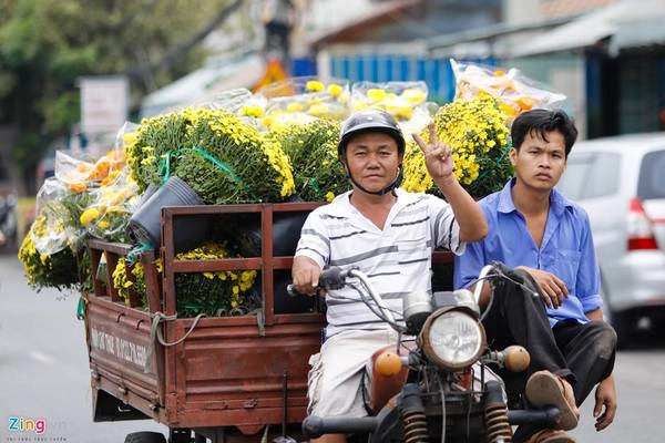 Đây cũng là dịp các tài xế xe ba gác có nhiều khách để kiếm thêm thu nhập.