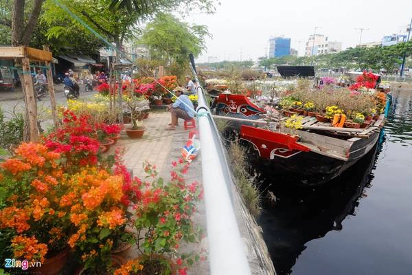 Ghe nhỏ chủ yếu chở hoa cúc, vạn thọ, mào gà, hoa giấy. Những loại này có giá rẻ và màu sắc rực rỡ.