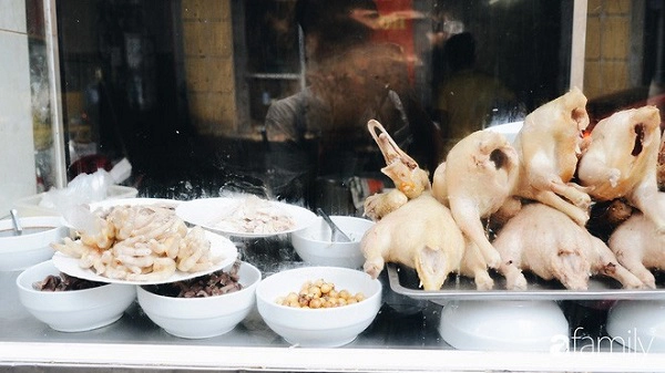 ben-canh-bun-ngan-nhan-ha-noi-cung-con-5-hang-bun-ngan-ngon-xuat-sac-ivivu-1