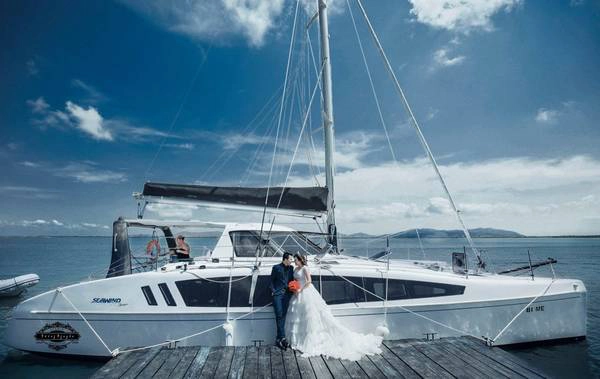 Nhiều cặp đôi đã chọn bến du thuyền Marina làm địa điểm chụp hình cưới. Nhiều cặp đôi đã chọn bến du thuyền Marina làm địa điểm chụp hình cưới.
