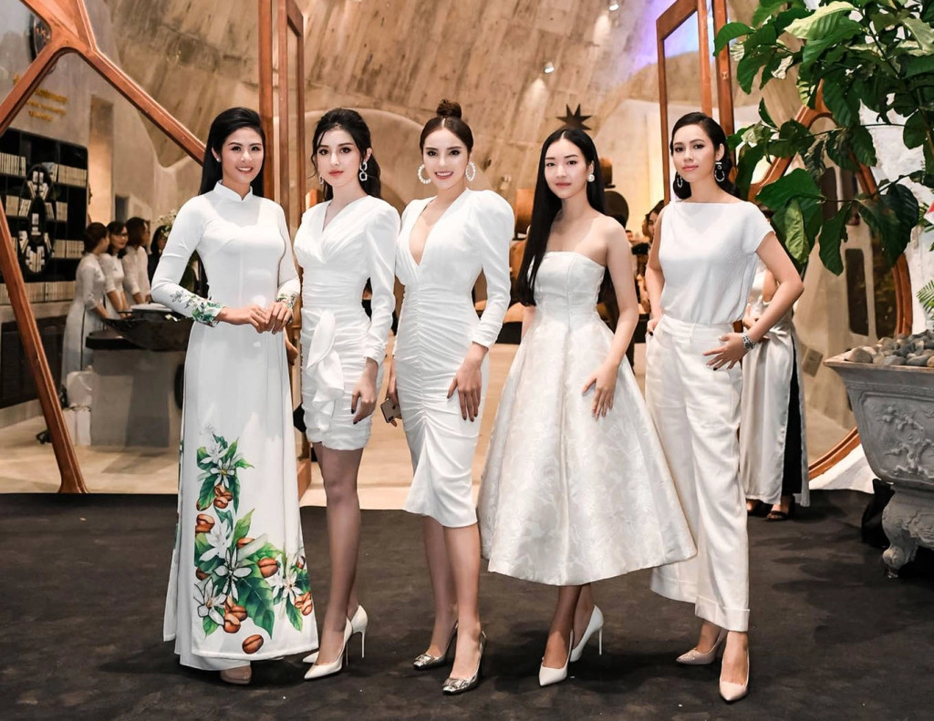 Bảo tàng được thiết kế theo lối kiến trúc nhà dài của Tây Nguyên. Công trình được kỳ vọng sẽ thu hút khách du lịch trong và ngoài nước đến tham quan, tìm hiểu, góp phần thúc đẩy sự phát triển kinh tế xã hội, biến Buôn Ma Thuột trở thành “Thủ phủ cà phê toàn cầu”. Trên ảnh là dàn hoa hậu Việt Nam ghé thăm bảo tàng.