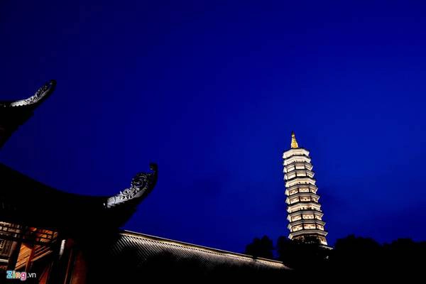 Bảo tháp cao nhất Đông Nam Á (100 m) tại chùa Bái Đính rực sáng về đêm. Để lên được đây, du khách phải ngồi trên xe điện hoặc leo bộ qua hành lang La Hán hai bên khuôn viên chùa. Bảo tháp cao nhất Đông Nam Á (100 m) tại chùa Bái Đính rực sáng về đêm. Để lên được đây, du khách phải ngồi trên xe điện hoặc leo bộ qua hành lang La Hán hai bên khuôn viên chùa.