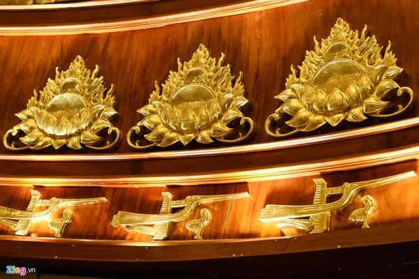 Hình tượng đài sen, chim lạc gắn trên các vách gỗ trong bảo tháp. Hình tượng đài sen, chim lạc gắn trên các vách gỗ trong bảo tháp.
