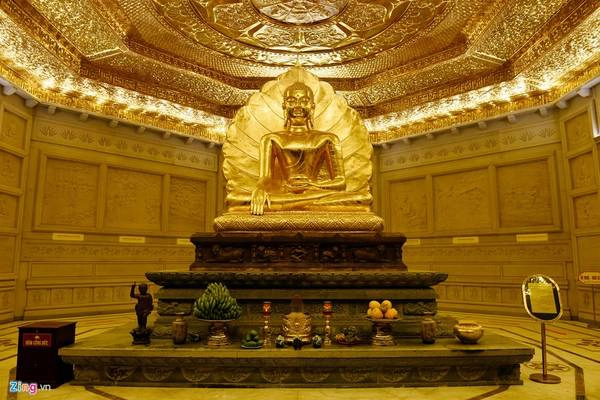 Chùa Bái Đính nằm ở phía tây Ninh Bình, cách trung tâm thành phố 15 km, thuộc xã Gia Sinh, Gia Viễn. Núi Đính cao 187 m, diện tích trên 150.000m2. Trong ảnh là bức tượng phật tại tầng 1 của bảo tháp. Chùa Bái Đính nằm ở phía tây Ninh Bình, cách trung tâm thành phố 15 km, thuộc xã Gia Sinh, Gia Viễn. Núi Đính cao 187 m, diện tích trên 150.000m2. Trong ảnh là bức tượng phật tại tầng 1 của bảo tháp.