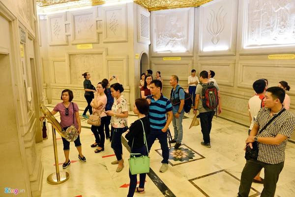 Để lên khu vực thang máy, du khách phải leo bộ 72 bậc trước đó. Để lên khu vực thang máy, du khách phải leo bộ 72 bậc trước đó.
