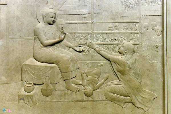 Các bức tường xung quanh bên trong tháp đều được điêu khắc các hình tượng liên quan đến Phật pháp. Các bức tường xung quanh bên trong tháp đều được điêu khắc các hình tượng liên quan đến Phật pháp.