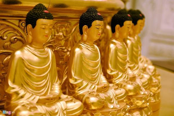 Hàng nghìn bức tượng nhỏ được đặt trang trí quanh bảo tháp. Hàng nghìn bức tượng nhỏ được đặt trang trí quanh bảo tháp.