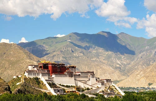 Ban đầu, cung điện Potala là nơi ở quanh năm cho Đức Đại-lai Lạt-ma, sau đó chỉ được dùng làm nơi nghỉ đông cho họ theo suốt chiều dài lịch sử. Năm 1959, sự xâm chiếm của Trung Quốc khiến Đức Đạt-lai Lạt-ma thứ 14 phải chạy trốn sang Ấn Độ. Kể từ đó, cung điện Potala trở thành trung tâm của chính phủ và chính quyền Tây Tạng, trở thành một khu tự trị thuộc Trung Quốc.