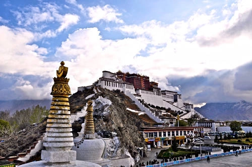 Cung điện Potala đôi khi được gọi là núi Phổ Đà thứ 2, bởi người ta tin rằng các vị thần đã đi qua, trú ngụ trong cung điện và ban phước lành cho những người ghé thăm. Potala là cung điện được xây ở độ cao nhất thế giới, vì thế nó cũng gần với các vị thần hơn.