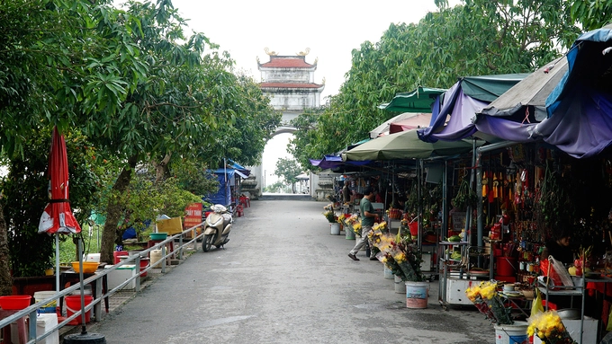 Từ lối đi bên ngoài dẫn vào chùa, du khách sẽ bắt gặp hàng chục sạp hàng bán các đồ để dâng lễ. Nhiều người viết chữ thuê ngồi dọc bên đường để phục vụ khách thập phương.