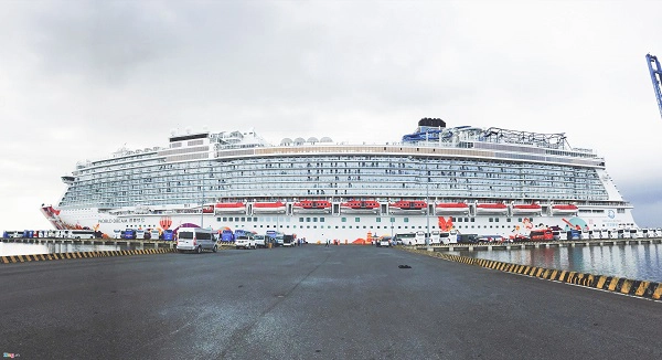 World Dream là tàu biển hạng sang được đóng tại Đức, với quy mô 18 tầng, dài 335 m, sức chứa hơn 5.376 du khách và thuyền viên.