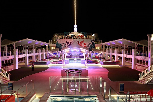 Vào những ngày lễ hội, Dream World còn tổ chức bắn pháo hoa trên biển để phục vụ các bữa tiệc thâu đêm.