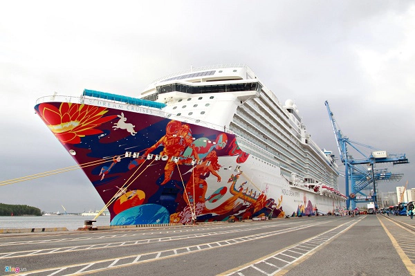 World Dream khởi hành từ Hong Kong, đón khách ở Quảng Châu, Trung Quốc và ghé thăm các điểm đến nổi tiếng của Việt Nam, Philippines. Tàu mới cập bến Tân Cảng Cái Mép (Bà Rịa – Vũng Tàu) vào ngày 5/12 và sẽ đến Nha Trang vào ngày 6/12.