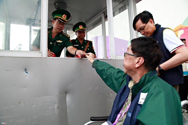 Du khách trên tàu World Dream mang nhiều quốc tịch nhưng chủ yếu là người Trung Quốc. Trong lần đầu xuất bến, tàu chở theo hơn 3.400 du khách và dừng lại ở Việt Nam 6 ngày 5 đêm.