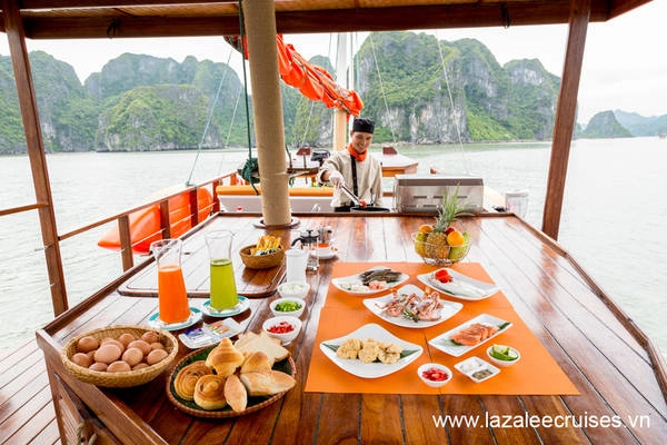 Với những nguyên liệu thuần Việt và các món ăn truyền thống châu Âu, du khách sẽ vừa được thưởng thức những trải nghiệm ẩm thực đa dạng, vừa được ngắm cảnh trên Vịnh Hạ Long. Với những nguyên liệu thuần Việt và các món ăn truyền thống châu Âu, du khách sẽ vừa được thưởng thức những trải nghiệm ẩm thực đa dạng, vừa được ngắm cảnh trên Vịnh Hạ Long.