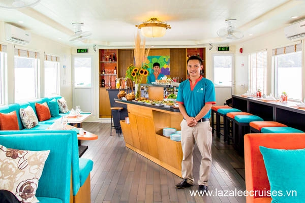 Thực đơn của nhà hàng trên du thuyền khá đa dạng và được trang trí đẹp mắt với đầy đủ các món ăn Á – Âu nên có thể dễ dàng làm hài lòng khẩu vị của các du khách. Thực đơn của nhà hàng trên du thuyền khá đa dạng và được trang trí đẹp mắt với đầy đủ các món ăn Á – Âu nên có thể dễ dàng làm hài lòng khẩu vị của các du khách.