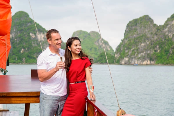 Thật thú vị khi du khách vừa có thể thư giãn ngay trong phòng riêng, mà khi mở của sổ ra bạn sẽ thấy những dãy núi đá vôi hùng vĩ, nước non xanh ngăn ngắt, và khi đêm đến có thể lên boong tàu ngắm sao trời, ngắm cảnh biển về đêm. Thật thú vị khi du khách vừa có thể thư giãn ngay trong phòng riêng, mà khi mở của sổ ra bạn sẽ thấy những dãy núi đá vôi hùng vĩ, nước non xanh ngăn ngắt, và khi đêm đến có thể lên boong tàu ngắm sao trời, ngắm cảnh biển về đêm.