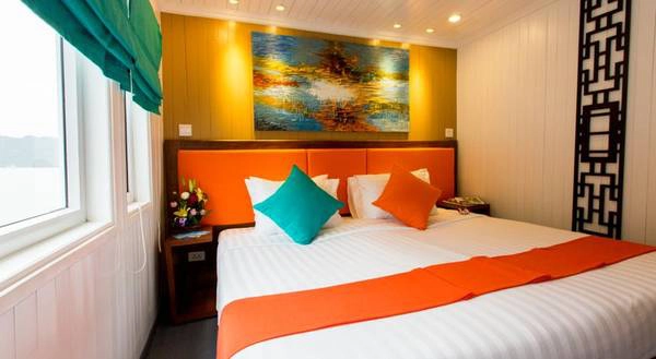 Phòng trên cabin của du thuyền được thiết kế với gam màu nhẹ nhàng, mang lại cảm giác thoải mái cho khách. Phòng trên cabin của du thuyền được thiết kế với gam màu nhẹ nhàng, mang lại cảm giác thoải mái cho khách.