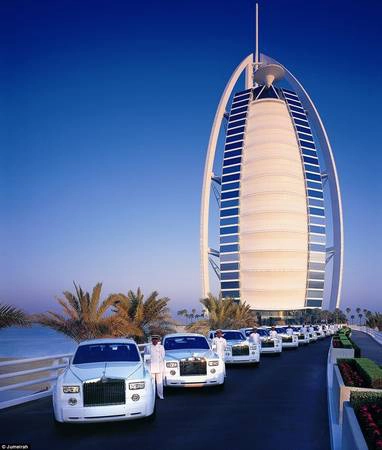 Được thiết kế theo hình dạng cánh buồm, khách sạn Burj Al Arab đã trở thành biểu tượng nổi tiếng của Dubai, là khách sạn 7 sao duy nhất trên thế giới với sự xa hoa khó tưởng tượng. Khi đặt phòng ở đây, du khách sẽ được xe Rolls Royce có tài xế riêng đến đón ở sân bay. Được thiết kế theo hình dạng cánh buồm, khách sạn Burj Al Arab đã trở thành biểu tượng nổi tiếng của Dubai, là khách sạn 7 sao duy nhất trên thế giới với sự xa hoa khó tưởng tượng. Khi đặt phòng ở đây, du khách sẽ được xe Rolls Royce có tài xế riêng đến đón ở sân bay.