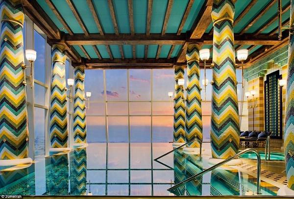 Khu spa độc đáo này cho du khách nhìn ra chân trời Dubai. Tuy nhiên, phí dịch vụ ở đây không rẻ chút nào. Vé ngày (dùng trong 3 tiếng) lên tới 400 USD (8 triệu đồng). Khu spa độc đáo này cho du khách nhìn ra chân trời Dubai. Tuy nhiên, phí dịch vụ ở đây không rẻ chút nào. Vé ngày (dùng trong 3 tiếng) lên tới 400 USD (8 triệu đồng).
