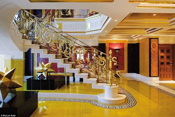 Cầu thang tuyệt đẹp nối hai tầng của phòng hoàng gia được trang trí bằng họa tiết da báo ấn tượng. Cầu thang tuyệt đẹp nối hai tầng của phòng hoàng gia được trang trí bằng họa tiết da báo ấn tượng.