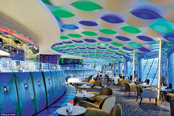 Quán bar Sky View nằm trong nhà hàng Al Muntaha cho du khách ngắm nhìn thành phố Dubai về đêm. Quán bar Sky View nằm trong nhà hàng Al Muntaha cho du khách ngắm nhìn thành phố Dubai về đêm.