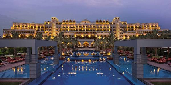 Ngoài ra, bạn có thể ghé thăm Jumeirah Zabeel Saray. Vào buổi tối, khách sạn này trông giống một cung điện Ả Rập với vô số đèn điện, hoa và cây cối. Phòng nghỉ ở đây có giá từ 480 USD (11 triệu đồng) trở lên. Ngoài ra, bạn có thể ghé thăm Jumeirah Zabeel Saray. Vào buổi tối, khách sạn này trông giống một cung điện Ả Rập với vô số đèn điện, hoa và cây cối. Phòng nghỉ ở đây có giá từ 480 USD (11 triệu đồng) trở lên.