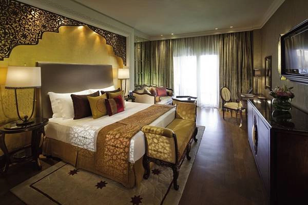 Phòng vua của Jumeirah Zabeel Saray được dát vàng, với nội thất lộng lẫy và nhiều thảm dệt tay tuyệt đẹp. Phòng vua của Jumeirah Zabeel Saray được dát vàng, với nội thất lộng lẫy và nhiều thảm dệt tay tuyệt đẹp.