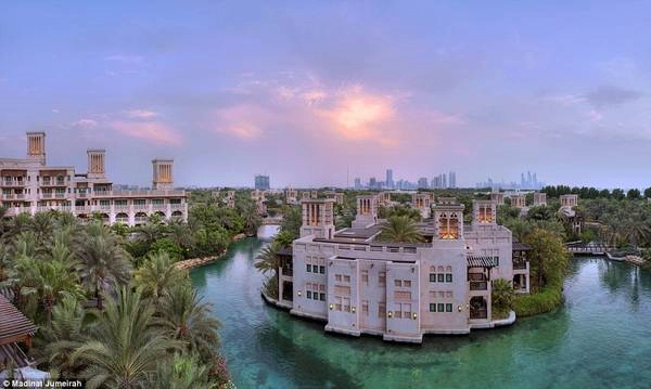 Tới Madinat Jumeirah, bạn có thể đi thuyền trên dòng nước xanh tươi chảy quanh khách sạn. Phòng ở đây có giá từ 360 USD (8 triệu đồng). Tới Madinat Jumeirah, bạn có thể đi thuyền trên dòng nước xanh tươi chảy quanh khách sạn. Phòng ở đây có giá từ 360 USD (8 triệu đồng).