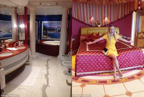 Phòng tắm của Becky có các sản phẩm của Hermes. Một quản gia đã chuẩn bị sẵn bồn tắm cho cô để thư giãn. Trong ảnh bên phải, Becky đang ở trong phòng hoàng gia của mình. Phòng tắm của Becky có các sản phẩm của Hermes. Một quản gia đã chuẩn bị sẵn bồn tắm cho cô để thư giãn. Trong ảnh bên phải, Becky đang ở trong phòng hoàng gia của mình.