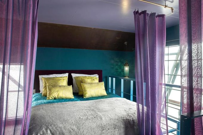 Khách sạn có ba phòng suite được trang bị vòi tắm, một hành lang toàn cảnh và một bồn tắm nước nóng. Mỗi phòng có giá 1.027 USD (gần 24 triệu đồng) một đêm, du khách có thể yêu cầu bảo vệ và nhân viên phòng riêng. Đây là khách sạn được nhiều cặp đôi đánh giá cao.