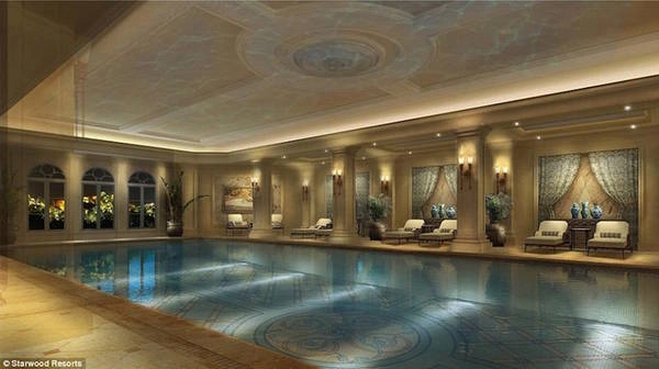 Tại đây, bạn có thể trải nghiệm bể bơi trong nhà rộng 450 m2, khu spa rộng 2.000 m2 với tầm nhìn thẳng ra bãi biển. Khách sạn có 292 phòng tiêu chuẩn và 29 phòng hạng sang. Giá cho phòng thường vào khoảng 2,7 triệu đồng một đêm.