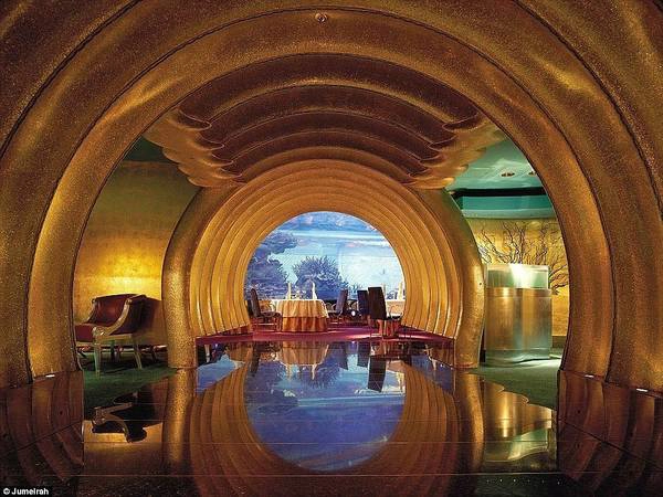 Burj Al Arab có 9 nhà hàng, trong đó có Al Maharba, nơi bàn ăn được bày quanh bể thủy sinh với nhiều loài cá rực rỡ sắc màu.