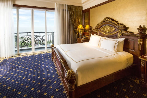 Tại khách sạn Imperial bạn có thể thỏa thích nhìn ngắm biển từ phòng nghỉ.
