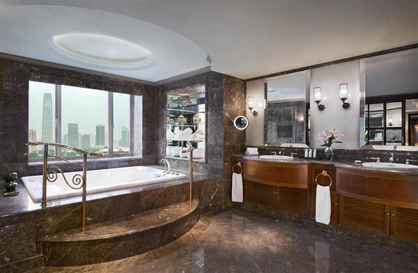 Ngoài không gian bếp ăn, phòng giải trí, khách sạn còn bố trí hai phòng tắm. Phòng thứ nhất rộng hơn, lát gạch mosaic, bồn tắm Jacuzzi, phòng xông hơi cùng nhiều tiện nghi khác. Phòng tắm thứ hai thiết kế kín đáo, đề cao sự riêng tư của khách.
