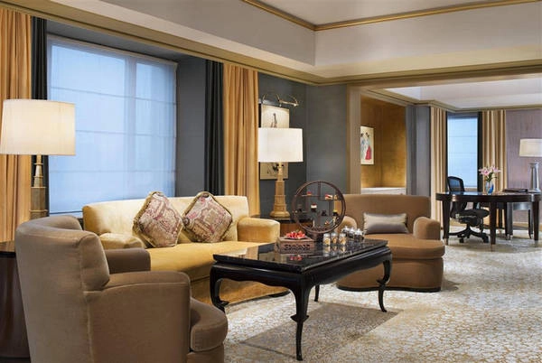 Khách sạn cũng chỉ có một phòng suite Trung Quốc, rộng 130 m2, nằm trên tầng 19. Căn phòng được bài trí theo phong cách nội thất Trung Quốc, trong đó phòng ăn riêng có thể phục vụ tới 8 khách một bữa. Những căn suite còn lại là phòng Đại sứ (11 căn), St. Regis (19 căn) và Chính khách (70 căn), diện tích từ 60-100 m2. Giá phòng thấp nhất từ 4,1 triệu đồng/đêm.