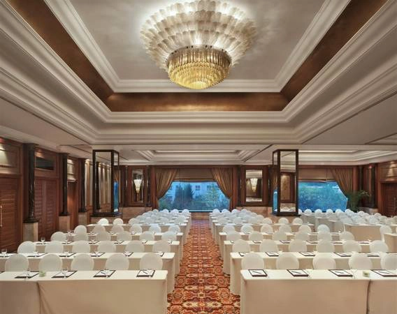 Khách sạn có 9 phòng hội thảo và sự kiện, phòng lớn nhất có diện tích lên tới 410 m2, sức chứa gần 260 người.