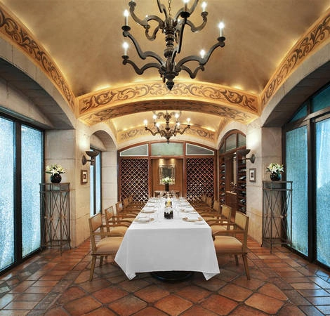 St. Regis có hai nhà hàng chuyên về ẩm thực Italy, Trung Hoa và một nhà hàng Âu.