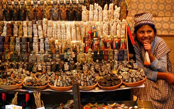 Chợ phù thủy La Paz bán các loại bùa chú, những loại cây chữa bệnh, xác ếch khô và vô số đồ lưu niệm, đồ thủ công mỹ nghệ như những bức tượng nhỏ khắc từ gỗ, đá... Chợ mở cửa hàng ngày từ 9h30 đến 19h. Ảnh: roughguides.
