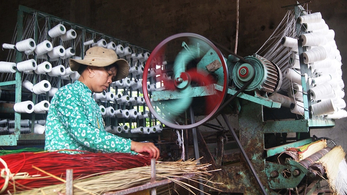 Do nhu cầu thị trường ngày càng tăng, nhiều gia đình ở làng nghề dệt chiếu cói Phú Tân đã trang bị máy móc để dệt, giúp tăng năng suất sản phẩm. Hiện làng có 2 tổ hợp sản xuất chiếu bằng máy. Do nhu cầu thị trường ngày càng tăng, nhiều gia đình ở làng nghề dệt chiếu cói Phú Tân đã trang bị máy móc để dệt, giúp tăng năng suất sản phẩm. Hiện làng có 2 tổ hợp sản xuất chiếu bằng máy.