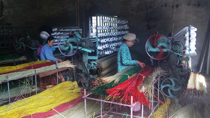 Phần lớn lao động tại làng là nữ. Phần lớn lao động tại làng là nữ.