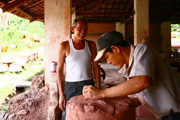 Ông Bùi Văn Giang (Tám Giang), chủ lò đang kiểm tra thợ gia công sản phẩm. Trải qua thời gian cùng những thăng trầm lịch sử, và những thay đổi của đời sống, xã hội, Lò lu Đại Hưng vẫn giữ cách thức sản xuất thủ công truyền thống như xưa, không sử dụng máy móc (trừ khâu làm đất); trong khi các cơ sở gốm khác ở Bình Dương đã thay đổi, cơ giới hoá nhiều. Đây là quan điểm bảo tồn của ông chủ Tám Giang cũng như Sở Văn hoá - Thể thao – Du lịch tỉnh Bình Dương.