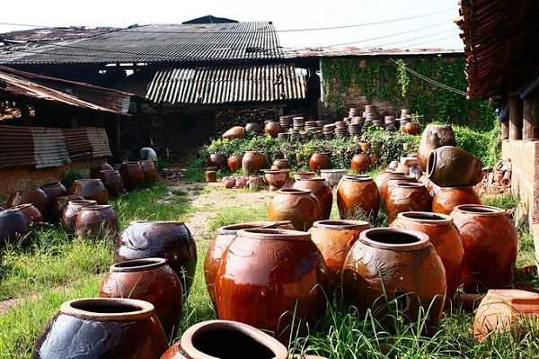 Những sản phẩm ở đây vẫn được làm theo cách thức cổ truyền xưa với hình dáng, chất liệu, màu sắc sản phẩm giống như hơn một trăm năm trước.