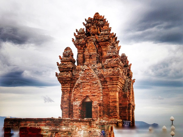 Lò lu Đại Hưng có lịch sử trên 150 năm; với người chủ sáng lập đầu tiên là một người Hoa gốc Quảng Đông, Trung Quốc, trong cộng đồng di cư đến vùng đất này vào khoảng thế kỷ 17-18. Lò lu Đại Hưng đã trải qua nhiều thăng trầm, với nhiều đời chủ. Có những quãng thời gian khó khăn, Lò lu Đại Hưng tưởng như phải đóng cửa ngừng sản xuất. Cơ sở cũng đã từng suýt bị giải thể vì bị cho rằng gây ô nhiễm môi trường; nhưng may mắn đã được giữ lại với quan điểm bảo tồn nghề truyền thống.  Tháng 10/2006, Lò lu Đại Hưng đã được UBND tỉnh Bình Dương xếp hạng di tích cấp tỉnh. Người có công giữ gìn cơ sở và bảo tồn, phát triển nghề là ông Bùi Văn Giang (Tám Giang), người chủ thứ 5, tới nay đã có 25 năm gắn bó, quản lý lò gốm cổ này.