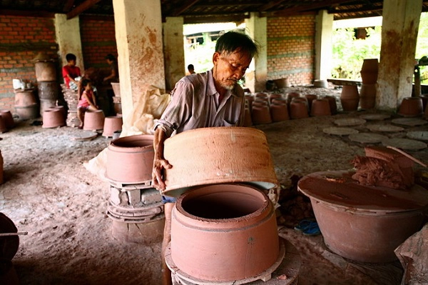 Cả hệ khuôn được lật ngược lại, xén và làm mịn phần miệng trên. Sau đó khuôn được nhấc ra. Đây chỉ là nửa trên của chiếc khạp, nửa dưới có đáy được làm độc lập tương tự.