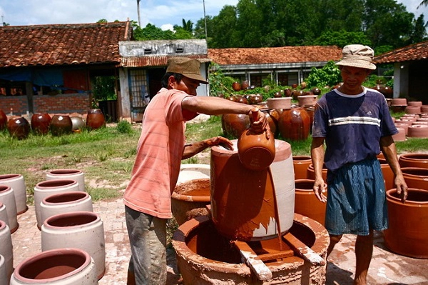 Công đoạn tráng men cũng được làm thủ công với từng sản phẩm một.