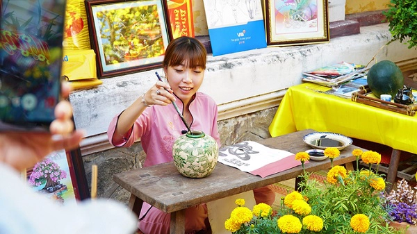 Chùa đón đông lượng khách hành hương vào các dịp lễ, Tết. Tận dụng khoảng sân rộng, chùa dựng các tiểu cảnh trang trí khiến nhiều người thích thú. Chùa đón đông lượng khách hành hương vào các dịp lễ, Tết. Tận dụng khoảng sân rộng, chùa dựng các tiểu cảnh trang trí khiến nhiều người thích thú.