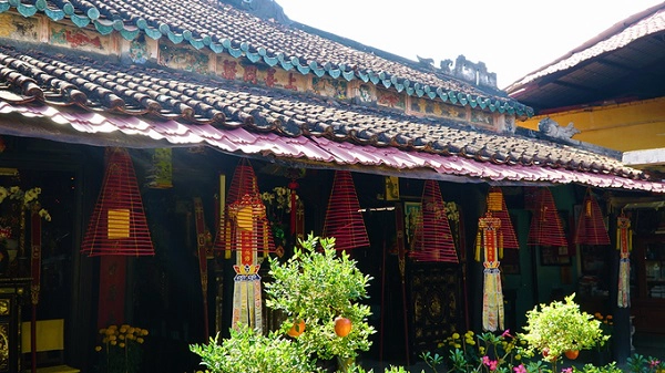 Chùa có 8 mái và 2 cấp, được lợp ngói âm dương tạo gợn sóng, chóp mái nhô ra nhưng không quá nhọn và cong vút lên cao. Chùa có 8 mái và 2 cấp, được lợp ngói âm dương tạo gợn sóng, chóp mái nhô ra nhưng không quá nhọn và cong vút lên cao.